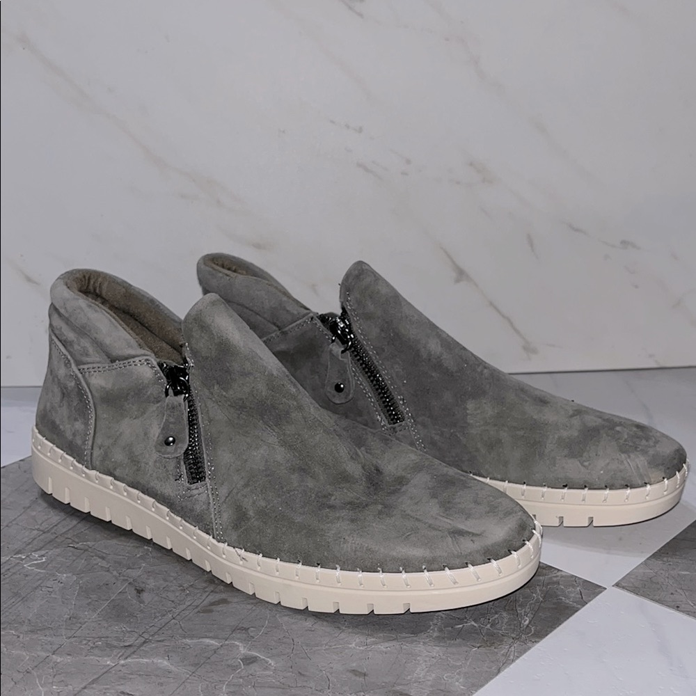 NEW Bella vita camberly low top booties grey sz 8.5. (N11)